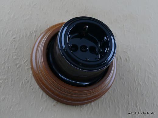 Garby Schukosteckdose Porzellan schwarz im Einfachrahmen Holz Buche honigfarben, von vorn