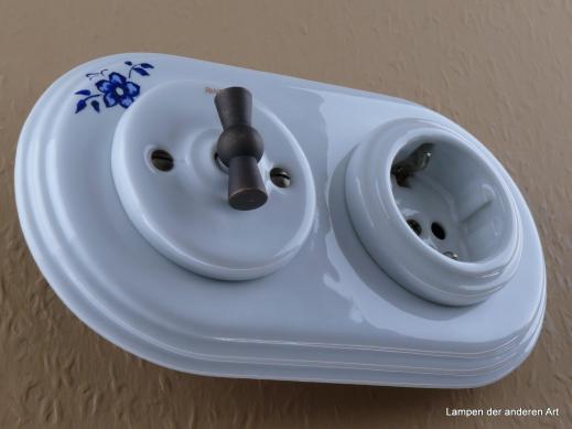 Garby Colonial 2fach Kombination, Aus-Wechsel-Porzellandrehschalter weiß,  Knebel Messing patiniert, Steckdoseneinsatz Porzellan weiß, seitlich