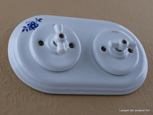 Garby Colonial 2fach Kombination, 2fach Rahmen Porzellan weiß, Dekor Blume blau, zwei Aus-Wechsel-Porzellandrehschalter weiß,  Knebel Porzellan weiß
