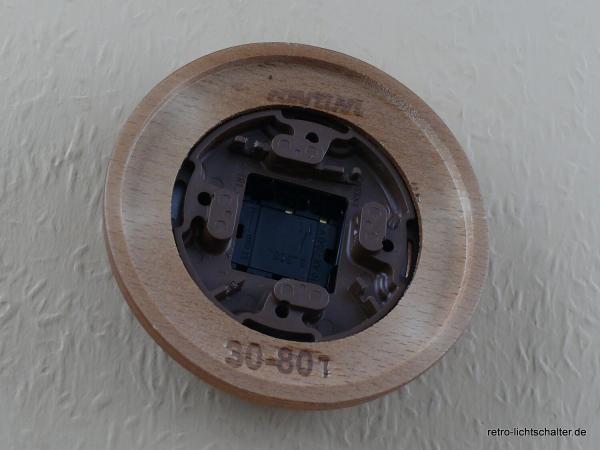 Garby Aus-Wechsel Porzellandrehschalter weiß im Einfachrahmen Holz Buche honigfarben von hinten