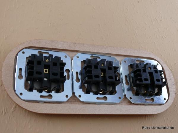 Garby Colonial 3fach Steckdose Porzellan schwarz, 3fach Rahmen Holz Buche honigfarben, von hinten
